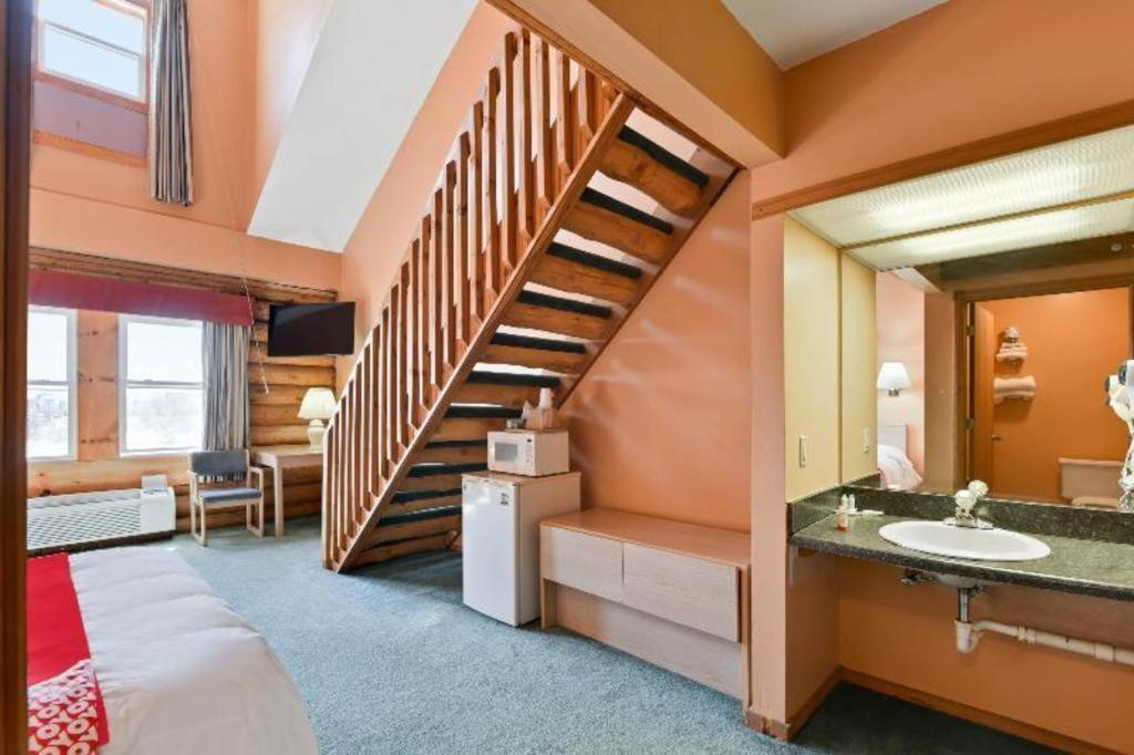 Casa Loma Inn & Suites By Oyo Davenport Ia Near I-80 Екстер'єр фото